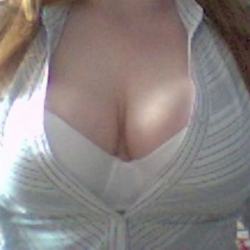 ladyleonie_22 heeft zin in Neuken, Ongeremde Sex, Parkeerplaats Sex, Pijpen, Tongzoenen, Vaginale Sex, Webcam Sex
